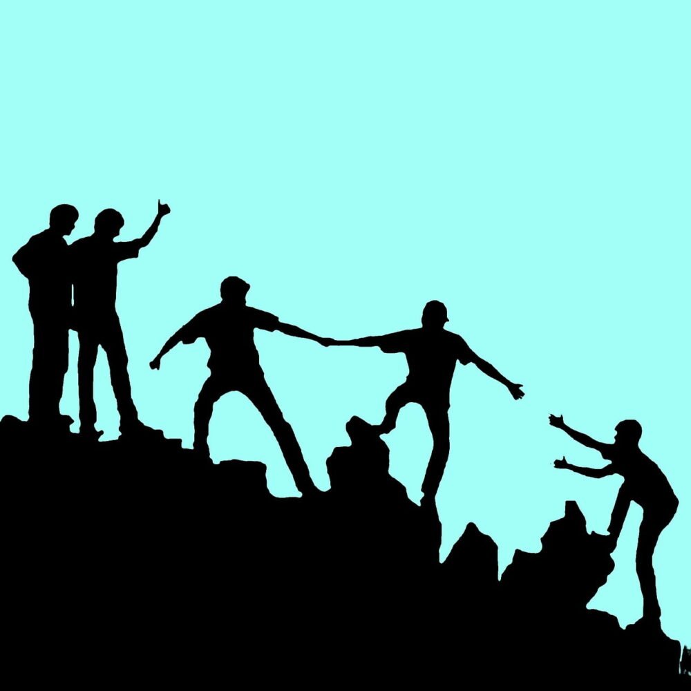 Equipe unida alcançando o topo juntos, simbolizando sucesso e colaboração - Alcance a Plenitude.