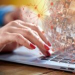 Conectando-se ao conhecimento: mãos digitando em um laptop com uma rede abstrata de pessoas. A busca por informações e interação social online.