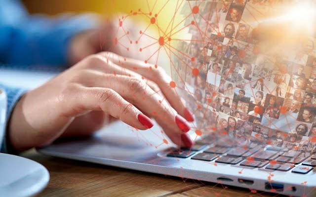 Conectando-se ao conhecimento: mãos digitando em um laptop com uma rede abstrata de pessoas. A busca por informações e interação social online.