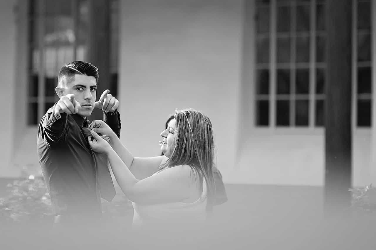 Ilustração de uma pessoa celebrando sua conquista. A foto em preto e branco captura um momento de conexão entre duas pessoas com rostos ocultos, simbolizando a jornada de autodescoberta e conquista no desenvolvimento pessoal.