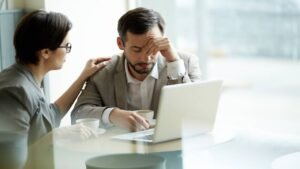 Duas mãos unidas, simbolizando a empatia e a colaboração no ambiente de trabalho.