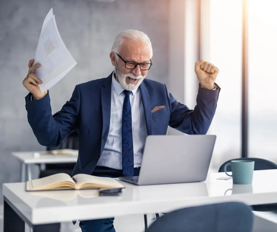 Imagem de um profissional feliz comemorando uma conquista no escritório.