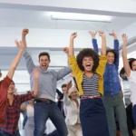 Celebração das conquistas no caminho para o sucesso.