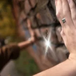 Imagem ilustrativa de uma pessoa tentando derrubar uma parede de tijolos, para deixar a luz passar.