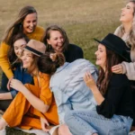 Grupo de amigos se socializando para fortalecer os laços afetivos.