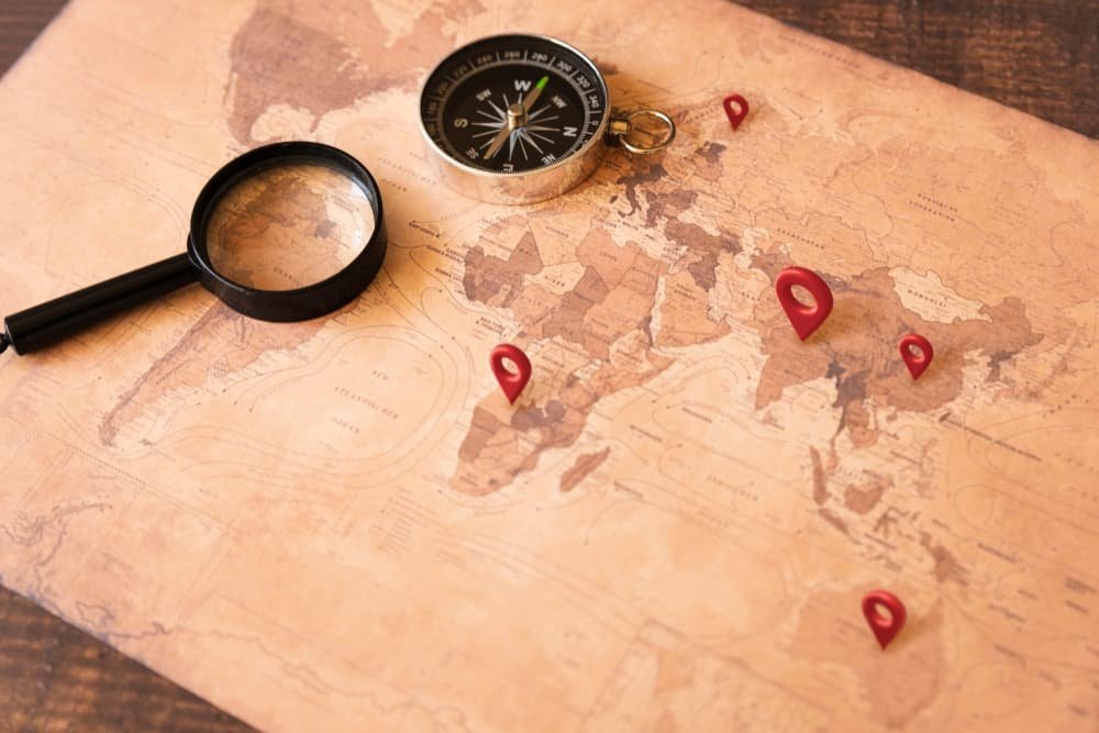 Mapa do tesouro com setas apontando para destinos desconhecidos pode ser somente o começo para sair da inércia. Os caminhos desconhecidos podem ser inspirações positivas ou negativas, depende de você esta mudança.