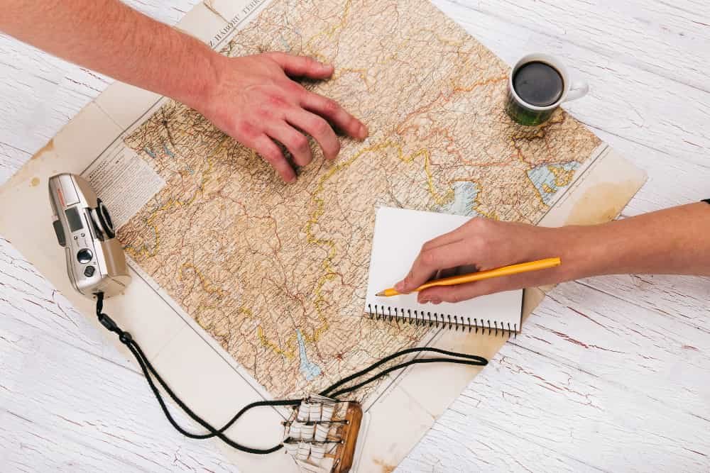 Bússola sobre um mapa, direcionando para o sucesso através do planejamento estratégico.