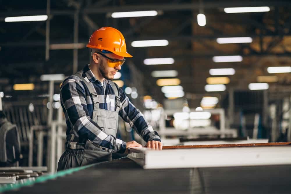 Na dinâmica da fábrica, cada trabalhador é um elo crucial. Com a fé como alicerce, ele enfrenta cada desafio com determinação e esperança. Seu trabalho é mais que uma tarefa; é uma missão, guiada pela fé que o inspira a superar limites. Em cada movimento, ele encontra significado e propósito, sabendo que a fé é sua bússola, orientando-o em direção ao sucesso. Nesta fábrica de sonhos e realizações, a fé é a força que impulsiona cada passo, transformando trabalho em vitória.