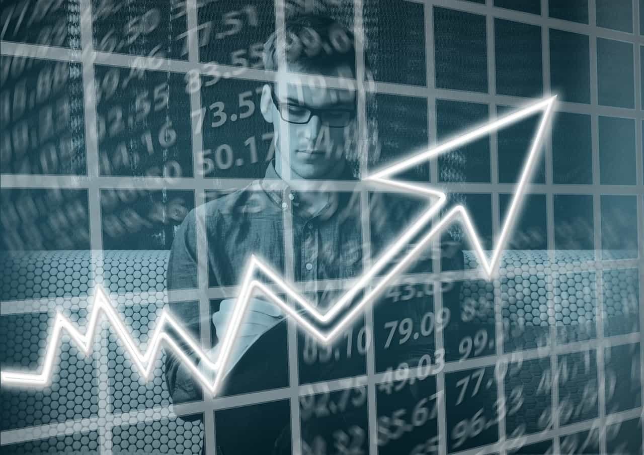 Um indivíduo diante de gráficos ascendentes luminosos e números, representando a jornada analítica para o sucesso, ideal para ilustrar estratégias eficazes e engajamento no contexto de SEO e publicidade online.