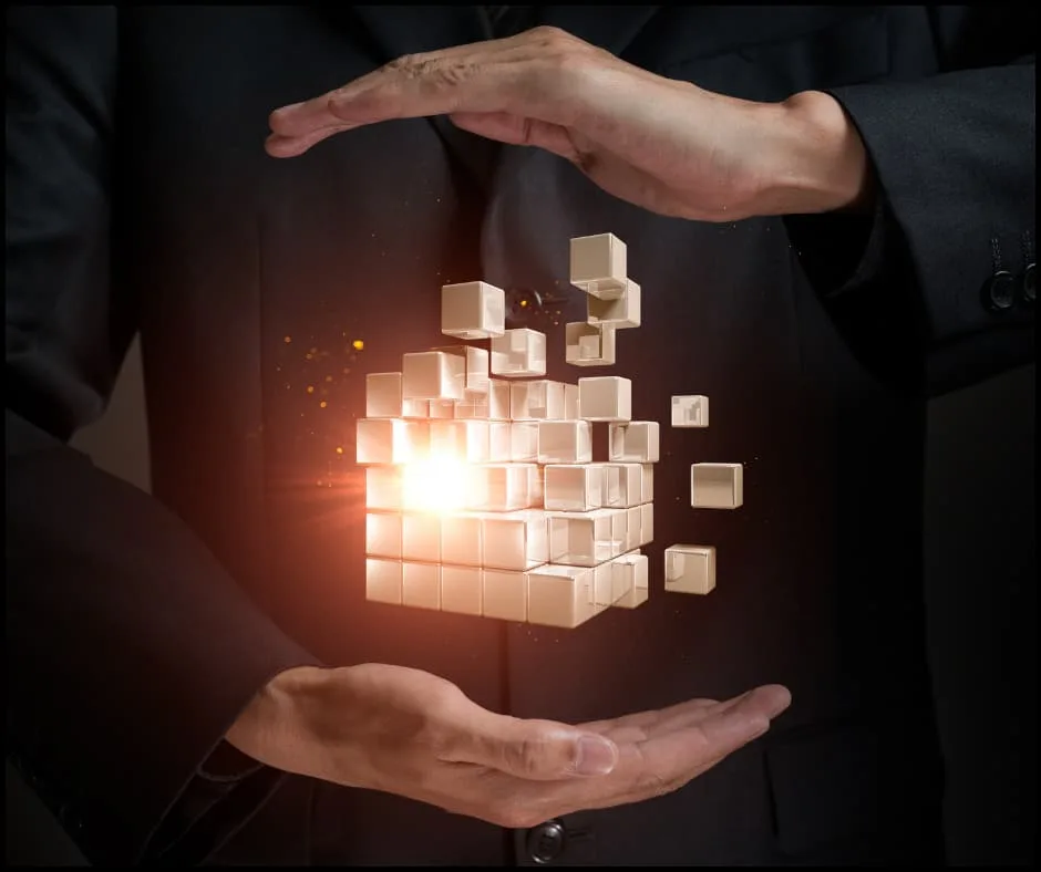 Mãos segurando cubos iluminados flutuantes simbolizam a transformação pessoal para o bem-estar emocional no contexto do artigo ‘Os 3 Apocalipses Internos’ na categoria Desenvolvimento Pessoal.