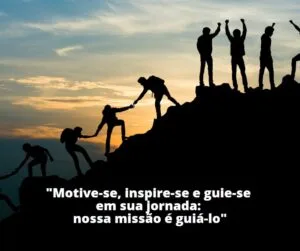 Conceito de trabalho em equipe e sucesso - Um grupo de indivíduos motivados alcança o cume juntos contra um deslumbrante nascer do sol - Vam’BoraMeu.com.br - Impulsione potenciais para realizar sonhos.