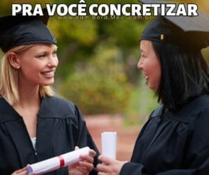 Graduados celebrando a conquista de seus diplomas - Vam’Bora,Meu!.com.br - Realize Sonhos Impulsionando Potenciais. Página HOME: PRA VOCÊ CONCRETIZAR. Inspiração e estratégias práticas para alcançar seus sonhos.