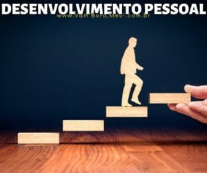 Imagem ilustrativa mostrando a ascensão no desenvolvimento pessoal com blocos de madeira formando uma escada para o sucesso no site Vam’Bora,Meu!.com.br.