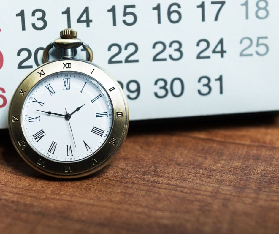 Relógio de bolso e calendário representando disciplina, gestão do tempo e a criação de hábitos diários para o desenvolvimento pessoal e o sucesso.