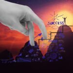 Imagem destacada do artigo "7 Hábitos para Dominar a Si Mesmo e Alcançar o Sucesso" na categoria "DESENVOLVIMENTO PESSOAL" e subcategoria "Emocional". A imagem mostra uma mão gigante guiando uma pessoa em uma escada cheia de ícones e gráficos, simbolizando a jornada de crescimento e progresso rumo ao sucesso, com um sol brilhante ao fundo.