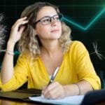 Pessoa escrevendo em caderno, vestindo camisa amarela, com gráficos ascendentes e sementes de dente-de-leão ao fundo, simbolizando crescimento e disseminação de ideias. Imagem motivacional para artigo sobre proatividade e sucesso na carreira.
