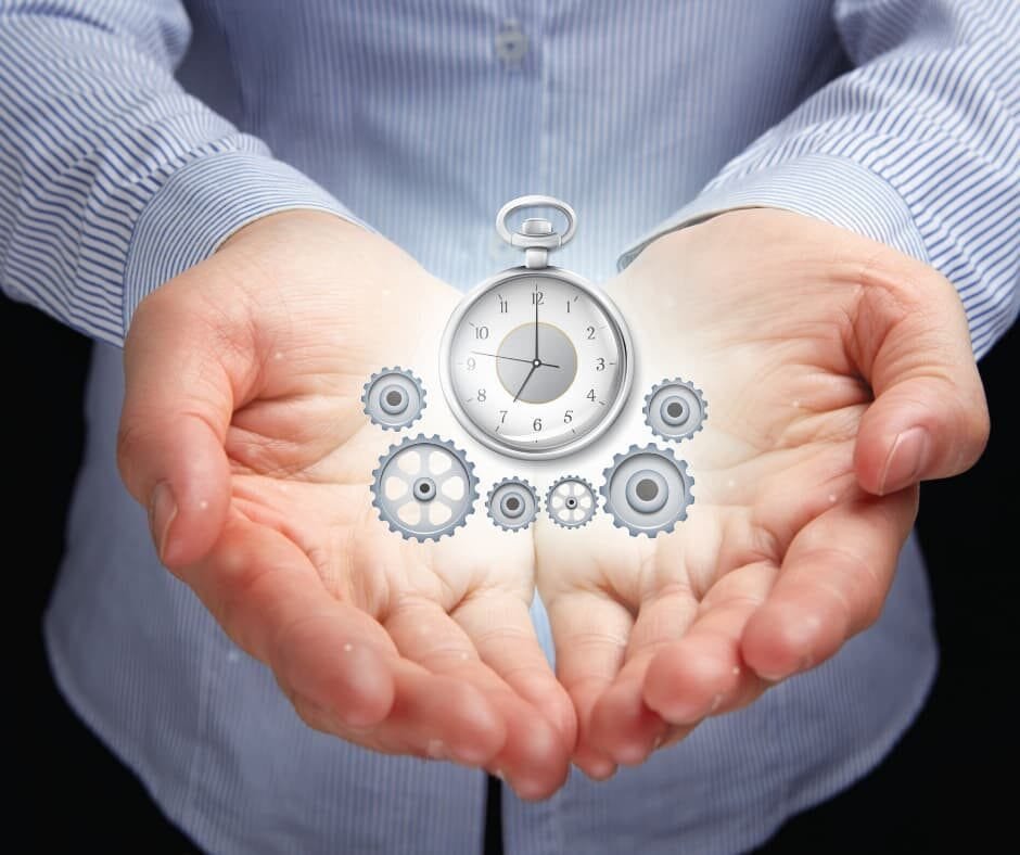 Duas mãos abertas segurando um relógio de bolso e engrenagens, simbolizando a gestão do tempo e a produtividade no trabalho motivado. Imagem do artigo "Trabalho Motivado: O Início", da categoria "Trabalho Motivado". Ideal para conteúdos sobre organização, eficiência e estratégias para alcançar metas profissionais.