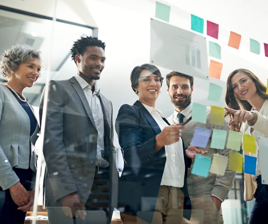 Duas mãos abertas segurando um relógio de bolso e engrenagens, representando produtividade, gestão do tempo e progresso no trabalho. Imagem do artigo "Trabalho Motivado: O Início", da categoria "Trabalho Motivado". Ideal para conteúdos sobre organização, eficiência e estratégias para alcançar resultados no ambiente profissional.