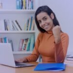 Grupo de pessoas unindo as mãos em celebração, representando colaboração, trabalho em equipe e motivação. Imagem destacada do artigo "Trabalho Motivado: O Início", da categoria "Trabalho Motivado". Ideal para conteúdos sobre cooperação, determinação e estratégias para atingir metas com sucesso.