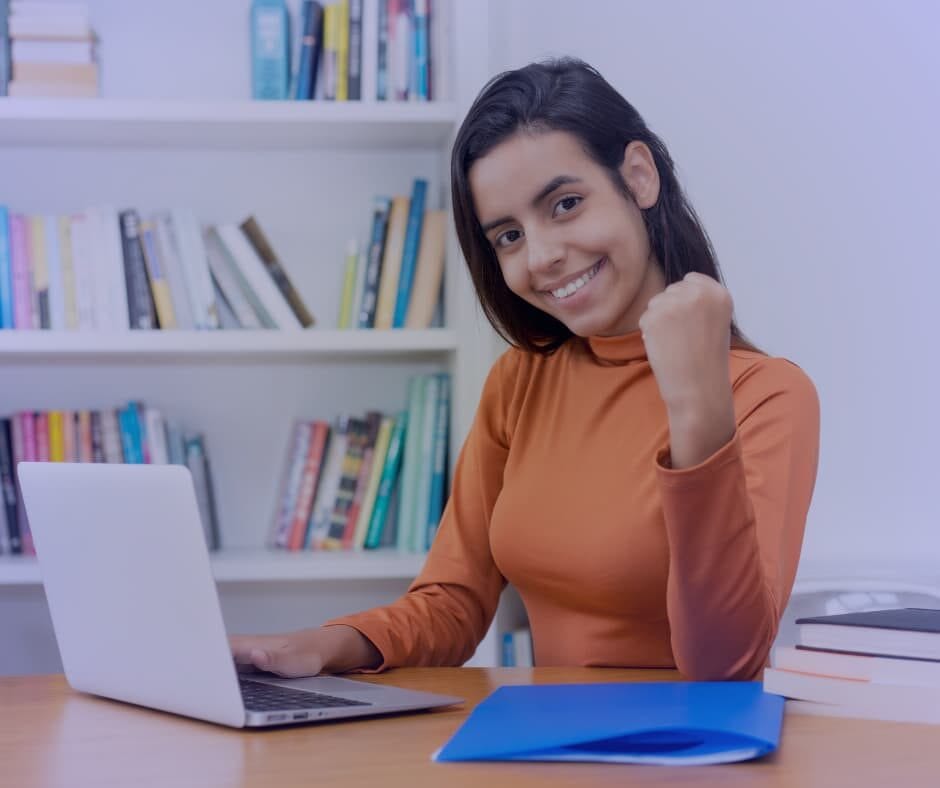 Grupo de pessoas unindo as mãos em celebração, representando colaboração, trabalho em equipe e motivação. Imagem destacada do artigo "Trabalho Motivado: O Início", da categoria "Trabalho Motivado". Ideal para conteúdos sobre cooperação, determinação e estratégias para atingir metas com sucesso.