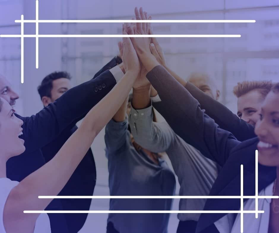 Homem de terno preto erguendo uma escada de madeira contra uma parede de tijolos brancos, com uma cidade ao fundo, simbolizando esforço, determinação e progresso. Imagem da capa da webstory do artigo "Trabalho Motivado: O Início", da categoria "Trabalho Motivado". Ideal para conteúdos sobre motivação, superação de desafios e estratégias para alcançar objetivos no trabalho.