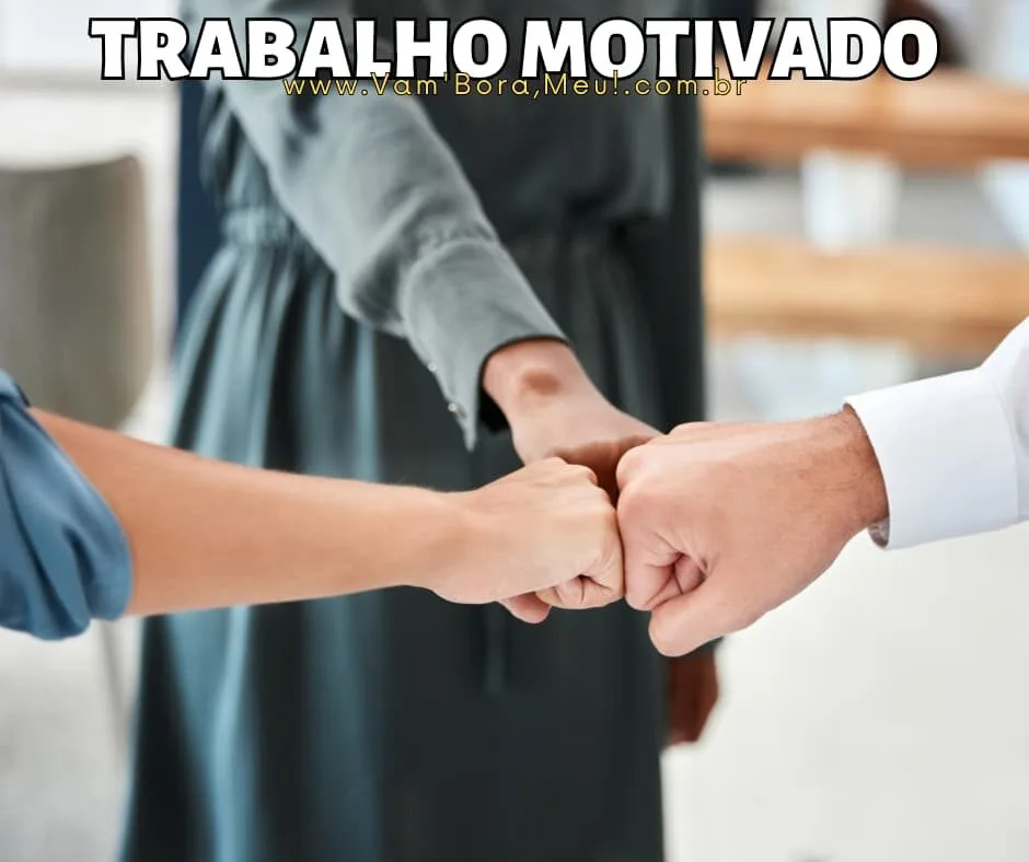 Imagem mostrando um momento de trabalho em equipe motivado com profissionais no ‘Vam’BoraMeu.com.br’ realizando um toque de punhos para simbolizar a união e o sucesso colaborativo no ambiente de trabalho.