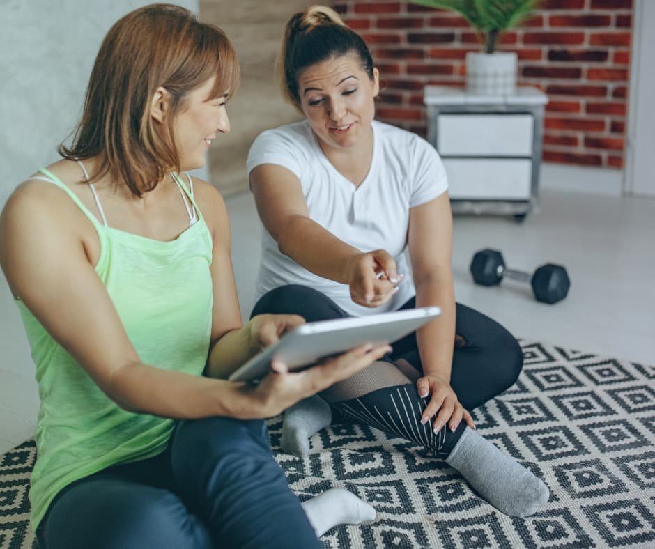 Imagem inspiradora de duas pessoas em um ambiente acolhedor, engajadas em uma sessão de coaching e desenvolvimento pessoal. Representa aprendizado, autoconhecimento e crescimento, ideal para conteúdos sobre autoestima, coaching, meditação e transformação de vida. Descubra mais no site Vam'Bora,Meu!.com.br—Realize Sonhos Impulsionando Potenciais.