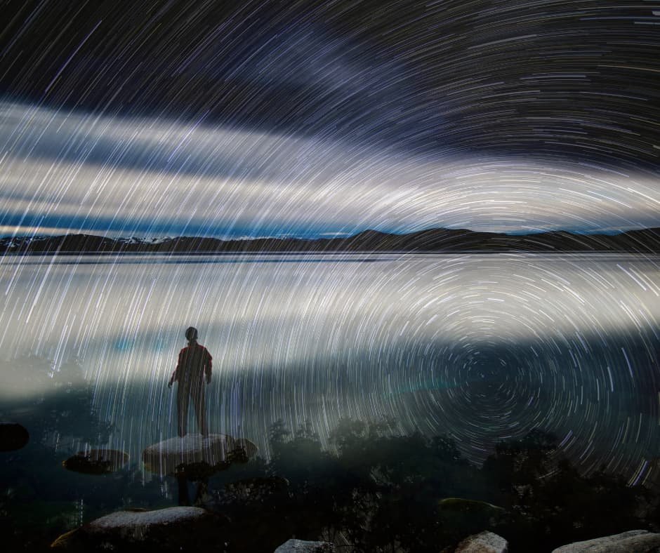 Imagem inspiradora de uma pessoa contemplando trilhas de estrelas refletidas em um lago, representando autoconhecimento, expansão da mente e realização de sonhos. Ideal para conteúdos de motivação e autoajuda, abordando autoestima, desenvolvimento pessoal, coaching e meditação. Descubra mais no site Vam'Bora,Meu!.com.br—Realize Sonhos Impulsionando Potenciais.