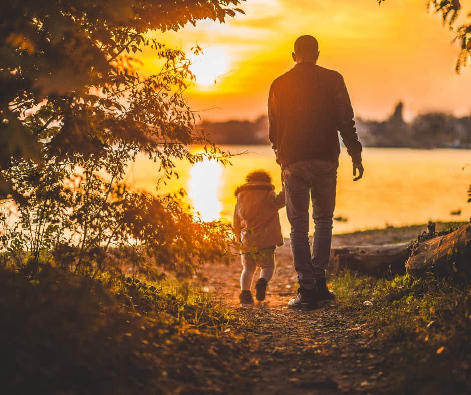 Imagem inspiradora de um adulto e uma criança caminhando juntos ao pôr do sol, representando conexão, apoio e crescimento pessoal. Ideal para conteúdos de motivação e autoajuda, abordando autoestima, autoconhecimento, desenvolvimento pessoal, coaching e meditação. Esta imagem faz parte do site Vam'Bora,Meu!.com.br—Realize Sonhos Impulsionando Potenciais.