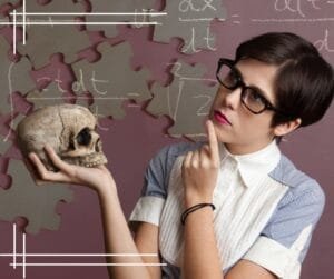 Imagem inspiradora de uma pessoa segurando um crânio, cercada por peças de quebra-cabeça e equações matemáticas, representando autoconhecimento, reflexão e desenvolvimento pessoal. Ideal para conteúdos de motivação e autoajuda, abordando autoestima, coaching, meditação e transformação de vida. Descubra mais no site Vam'Bora,Meu!.com.br—Realize Sonhos Impulsionando Potenciais.