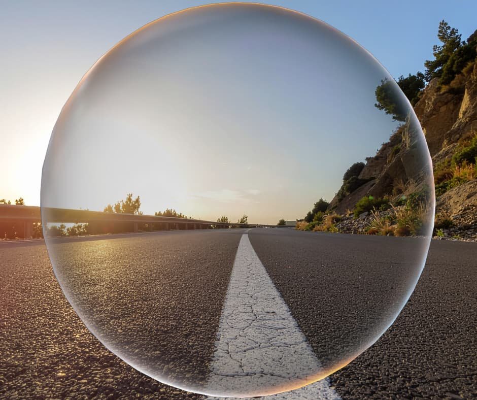 Caminho seguindo em direção ao horizonte, representando propósito de vida.