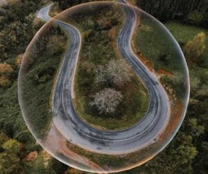 Estrada com curvas representando recomeços e perseverança