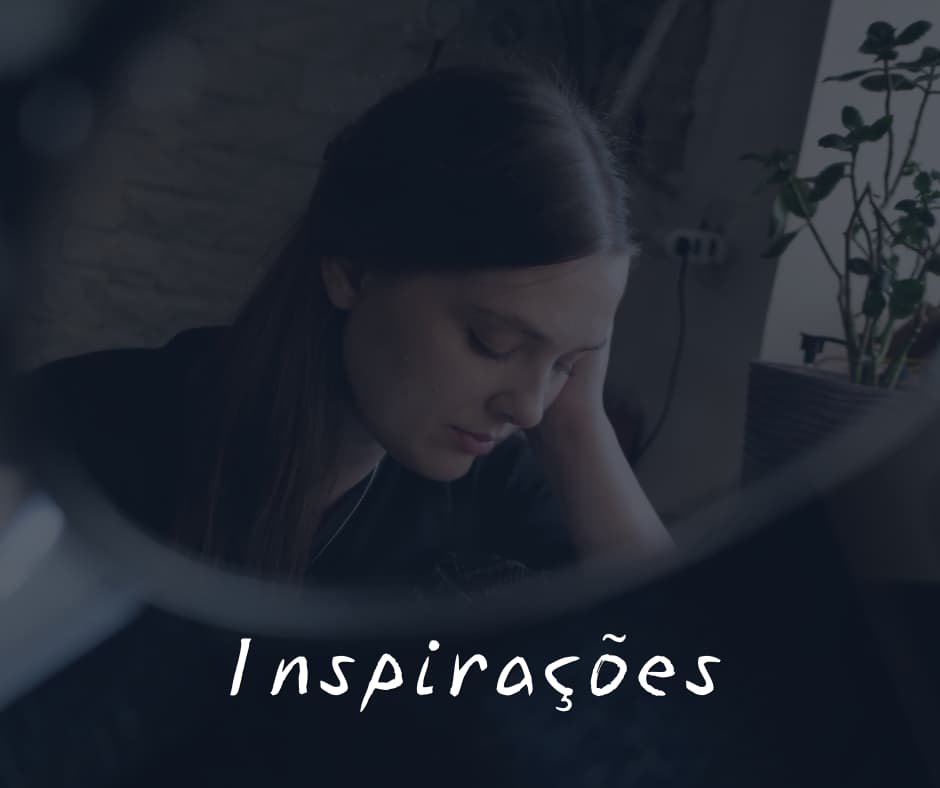 Mulher pensativa em ambiente tranquilo, representando reflexão e inspiração pessoal. Imagem para o site "Vam'Bora,Meu!.com.br - Realize Sonhos Impulsionando Potenciais", seção "INSPIRAÇÕES", destacando motivação, autoconhecimento e desenvolvimento pessoal. Essa imagem traduz o espírito da página — inspirar pessoas a se reconectarem consigo mesmas e encontrarem força nas próprias ideias.