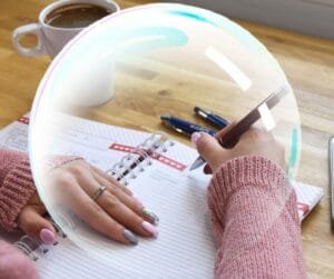 Pessoa escrevendo um plano e iniciando uma tarefa, simbolizando ação prática.