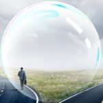 Pessoa diante de uma bifurcação escolhendo um caminho, simbolizando decisões conscientes e ação.