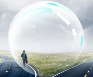 Pessoa diante de uma bifurcação escolhendo um caminho, simbolizando decisões conscientes e ação.