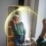 Pessoa observando seu reflexo com expressão de confiança e autoconhecimento