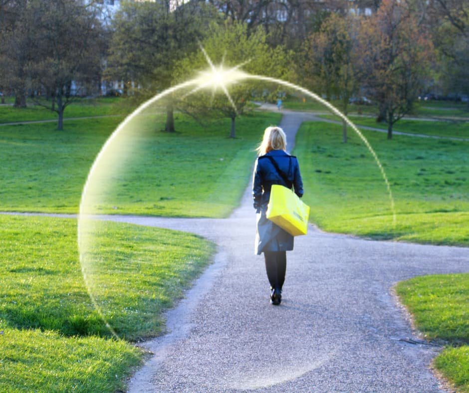 Caminho dividido simbolizando escolhas conscientes e fortalecimento da identidade