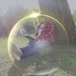 Pessoa lendo um livro ao ar livre, simbolizando aprendizado e crescimento pessoal