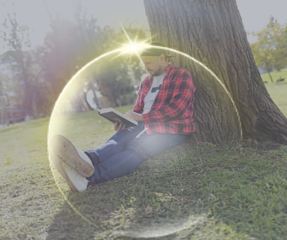 Pessoa lendo um livro ao ar livre, simbolizando aprendizado e crescimento pessoal