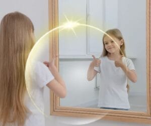 Pessoa observando seu reflexo com expressão de confiança e determinação.