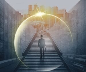 Pessoa subindo degraus, simbolizando evolução contínua