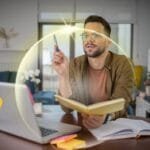 Pessoa estudando em uma mesa organizada, simbolizando aprendizado permanente.