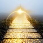 Caminho iluminado pelo nascer do sol, simbolizando esperança e confiança no futuro.