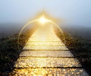 Caminho iluminado pelo nascer do sol, simbolizando esperança e confiança no futuro.