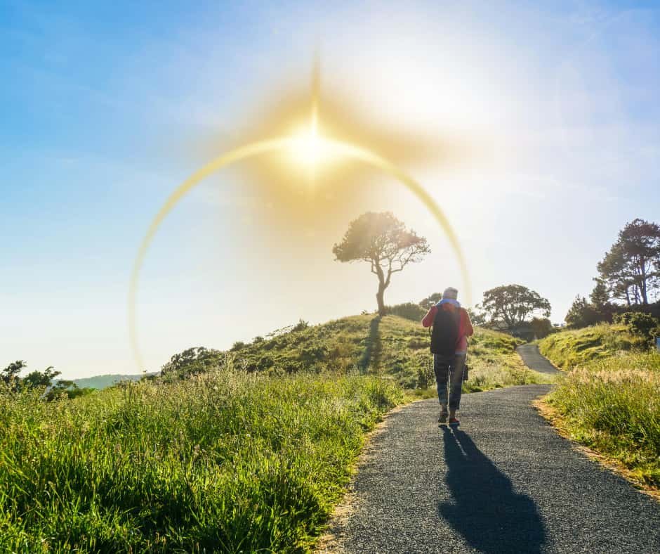 Pessoa caminhando tranquilamente por uma trilha ao amanhecer.