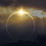 Céu após uma tempestade com raios de sol surgindo entre as nuvens.