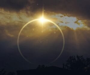 Céu após uma tempestade com raios de sol surgindo entre as nuvens.