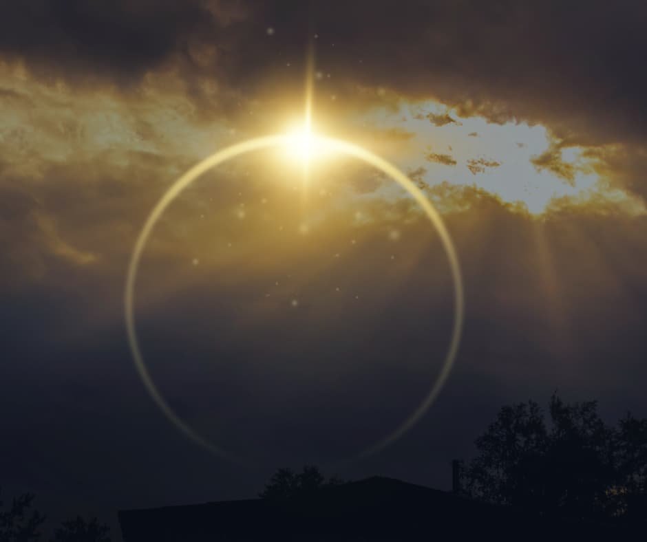 Céu após uma tempestade com raios de sol surgindo entre as nuvens.
