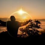 Sol nascendo no horizonte, simbolizando novos começos, fé e esperança.